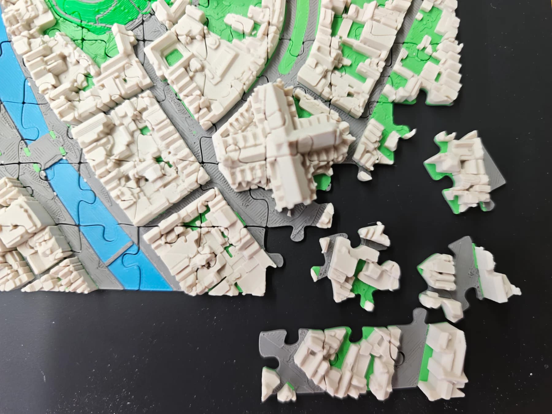 Detail van gebouwen en passende stukken in de 3D-stadskaartpuzzel