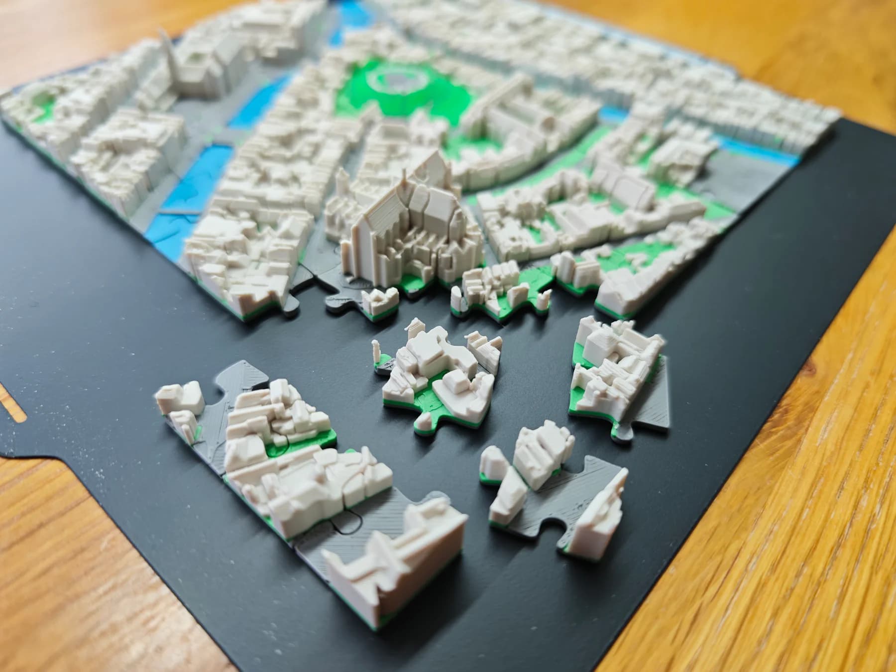 3D-geprinte stadskaart als puzzel met losse stadsdelen